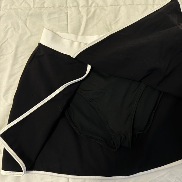ALO Yoga Black and White Skirt - Picture 4 of 6